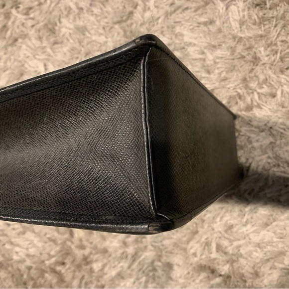 Louis Vuitton -Gorgeous! 2 front pockets, 1 large back, roomy interior. - Picture 5 of 8